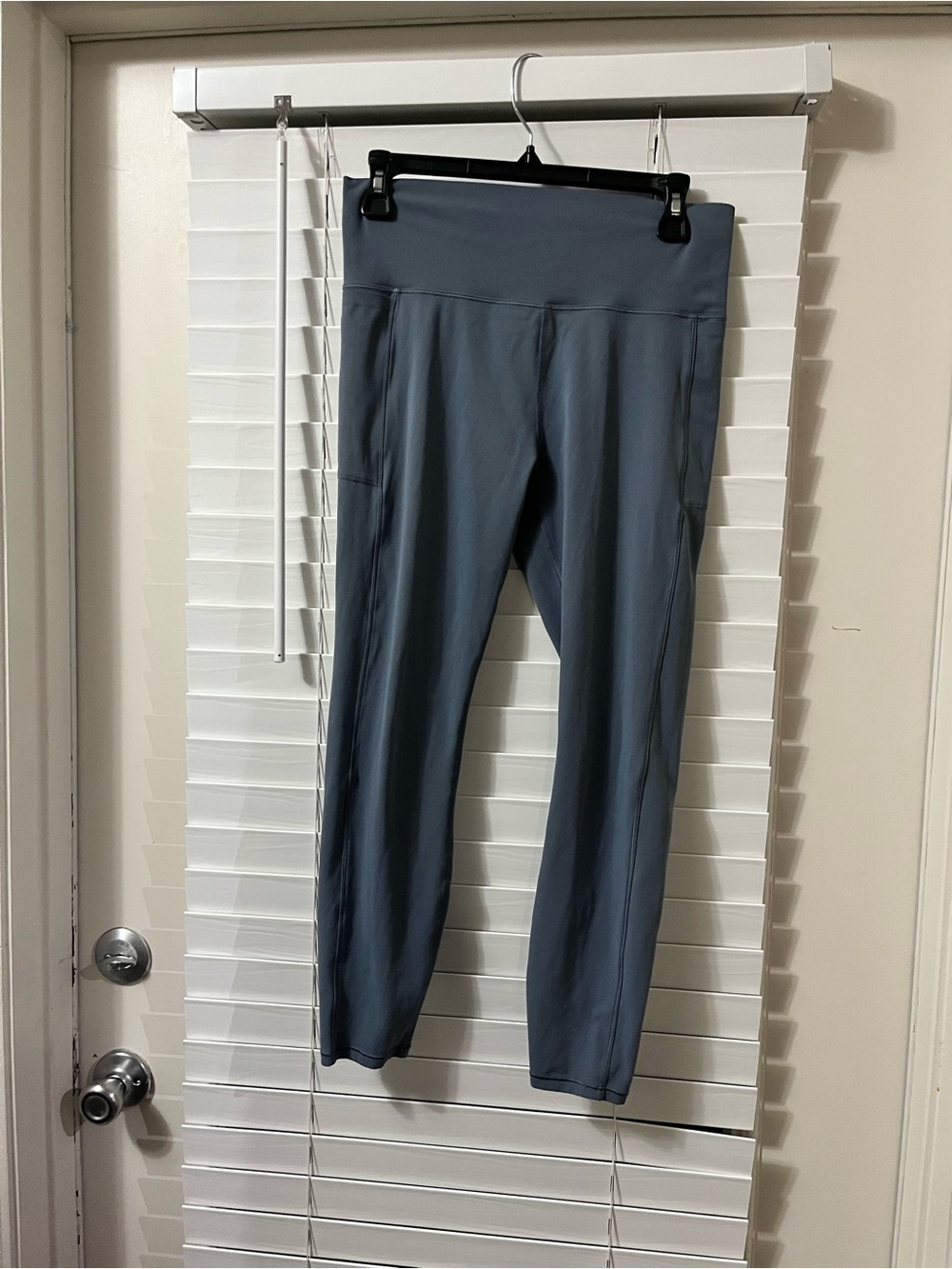 Vuori women Performance Leggings in Slate Blue - Picture 2 of 6